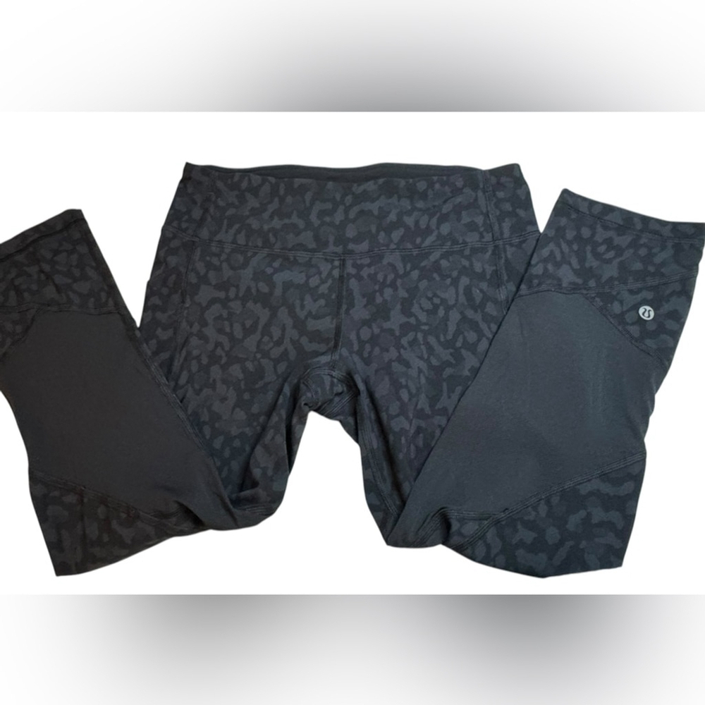 LULULEMON Pace Rival Crop *22"
Formation Camo Deep Coal Multi / Black